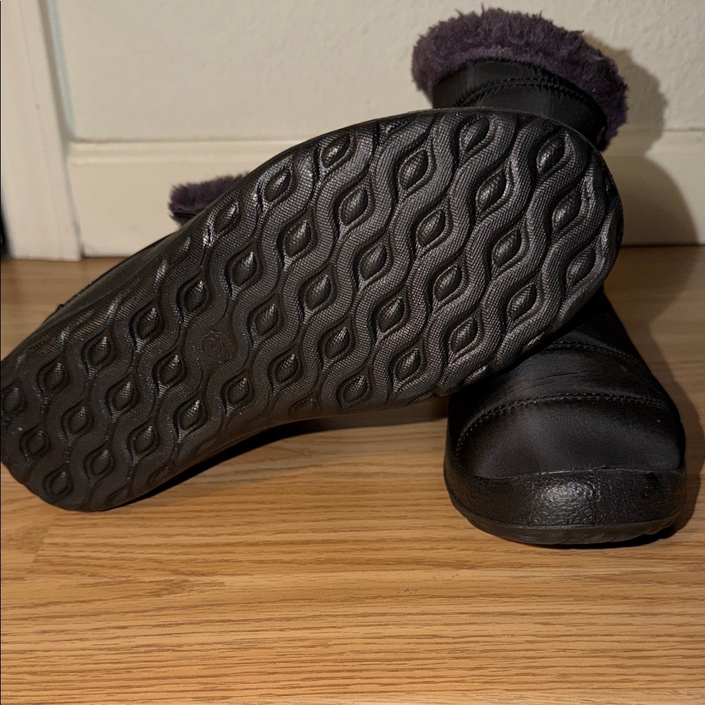 Women's Black Winter Boots with Faux Fur Lining - Picture 5 of 5